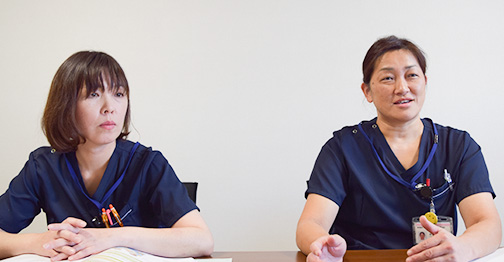 訪問看護ステーション師長 那須　文枝（右）、居宅介護支援事業所　ケアマネージャー 中村　寿美子（左）